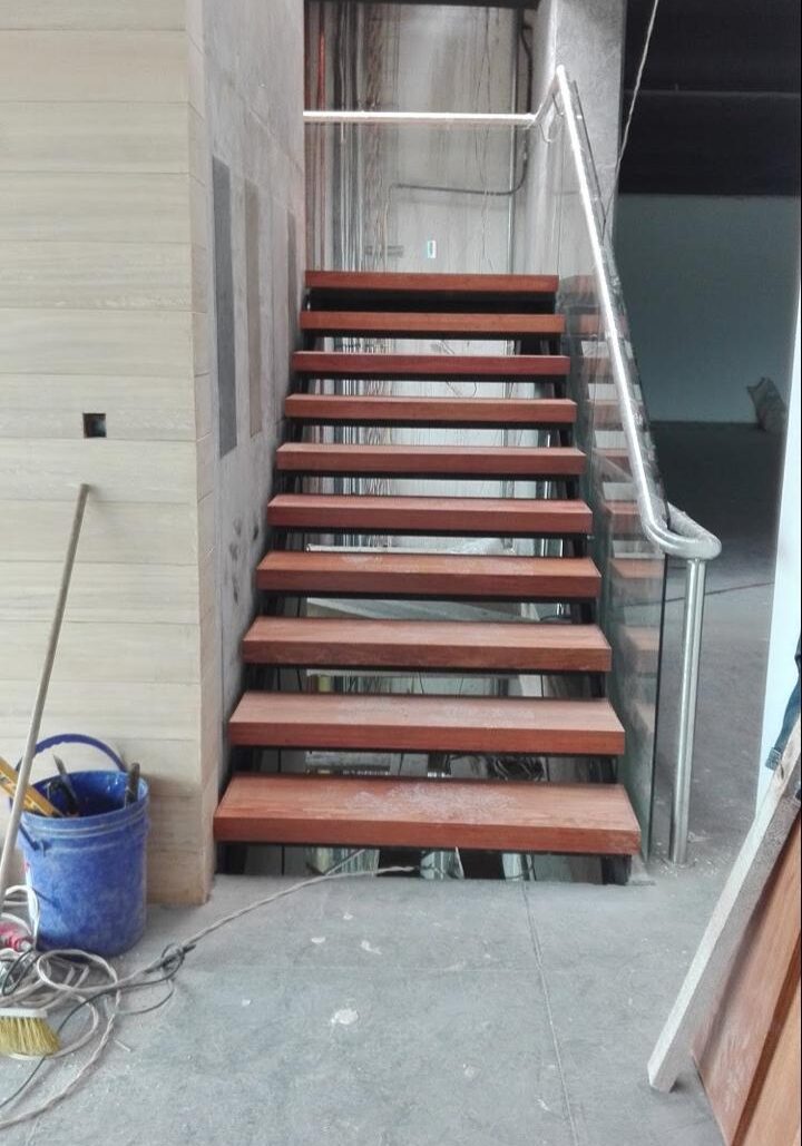 escaleras flotantes en madera